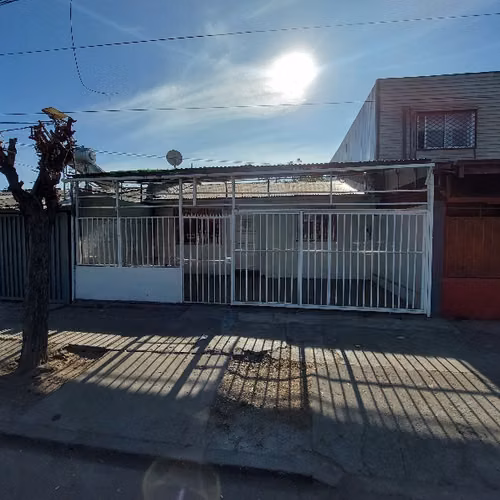 Casa solida amplia con buena interconexión vial, cercana a comercio y escuelas