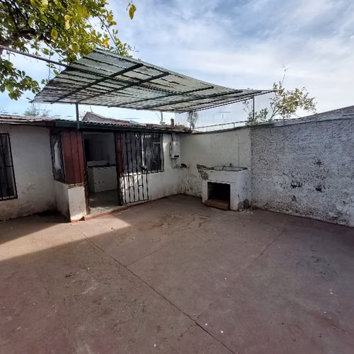 Casa solida amplia con buena interconexión vial, cercana a comercio y escuelas