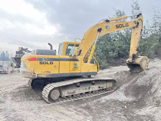 VENDO EXCAVADORA SDLG AÑO 2021, A TODA PRUEBA