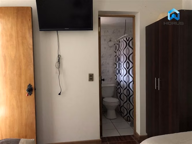 Hostal con local comercial. — Copiapó