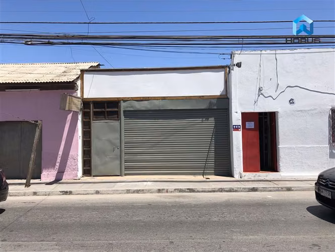 Hostal con local comercial. — Copiapó