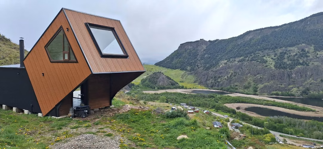 SE VENDE PARCELA  8500 m2 CON CASA DE DISEÑO  UNICO