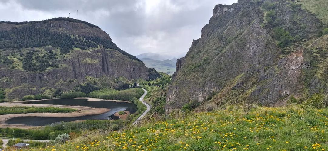 SE VENDE PARCELA  8500 m2 CON CASA DE DISEÑO  UNICO