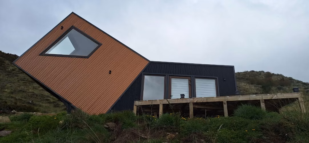 SE VENDE PARCELA  8500 m2 CON CASA DE DISEÑO  UNICO