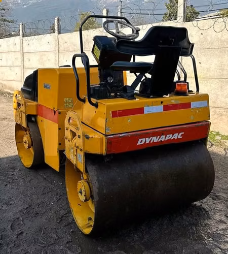 Rodillo Compactador Doble Tambor Dynapac CC-122 2,6 Ton año 2005