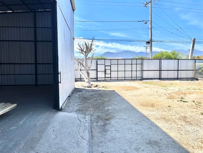 Bodega en arriendo en La Cruz, ideal para empresas.