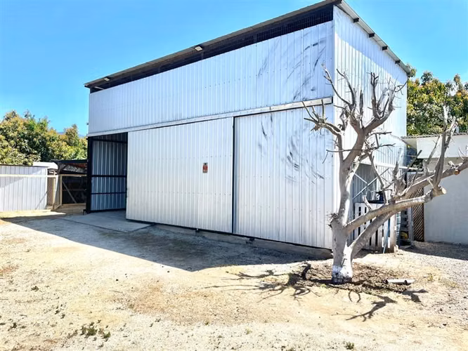 Bodega en arriendo en La Cruz, ideal para empresas.