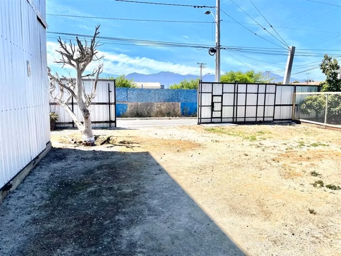 Bodega en arriendo en La Cruz, ideal para empresas.