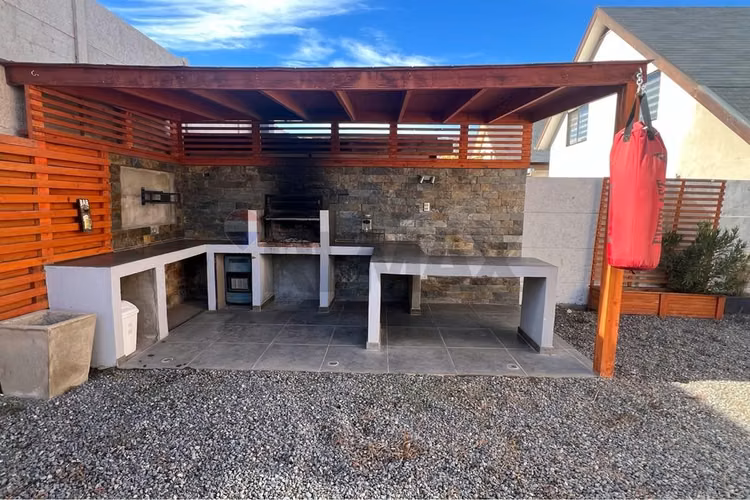 Hogar ideal en colina: encanto y comodidad