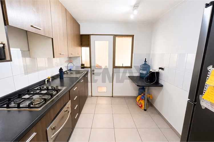 Hogar ideal en colina: encanto y comodidad
