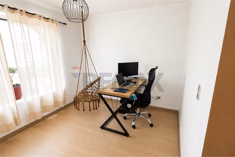Hogar ideal en colina: encanto y comodidad