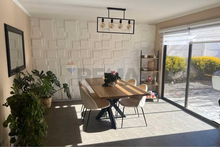 Hogar ideal en colina: encanto y comodidad