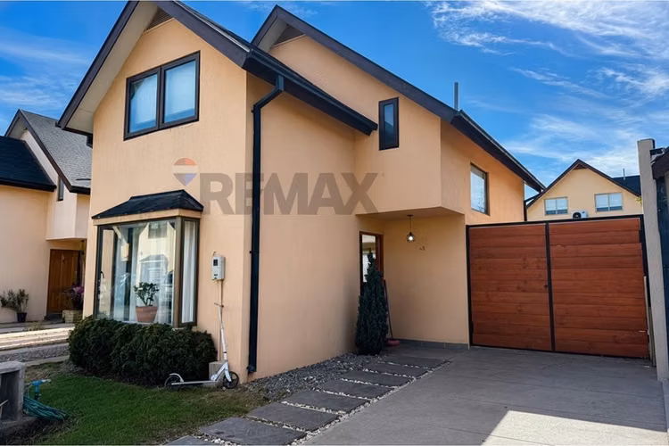 Hogar ideal en colina: encanto y comodidad