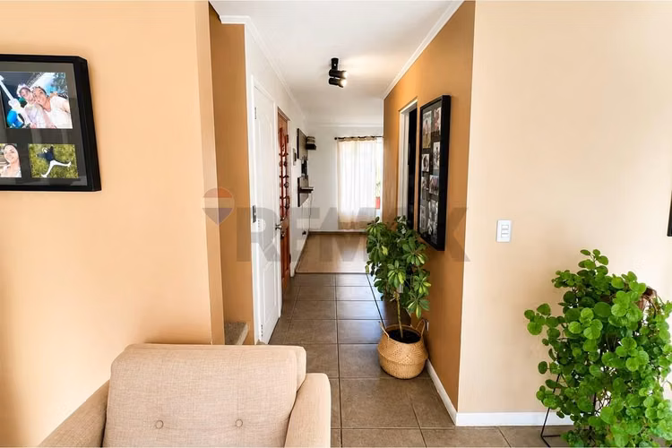 Hogar ideal en colina: encanto y comodidad