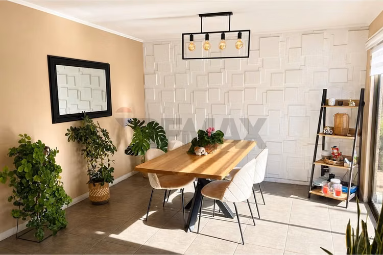 Hogar ideal en colina: encanto y comodidad