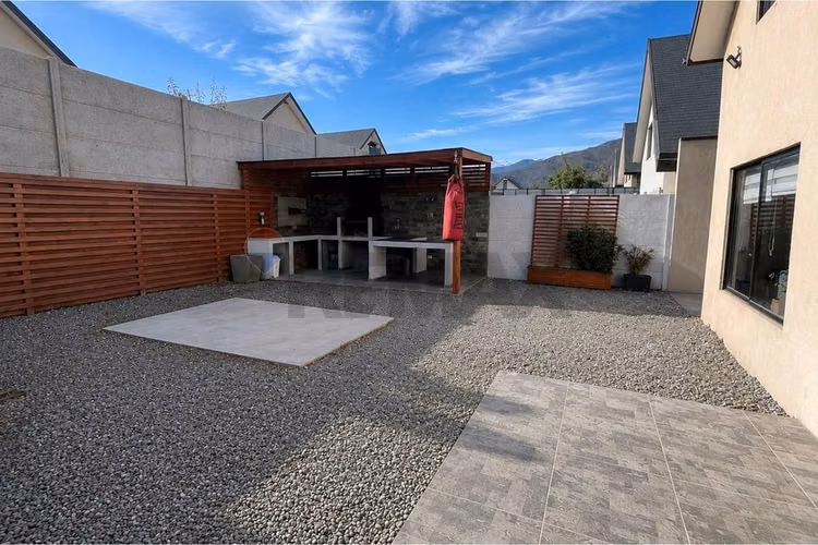 Hogar ideal en colina: encanto y comodidad