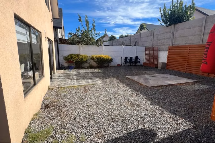 Hogar ideal en colina: encanto y comodidad