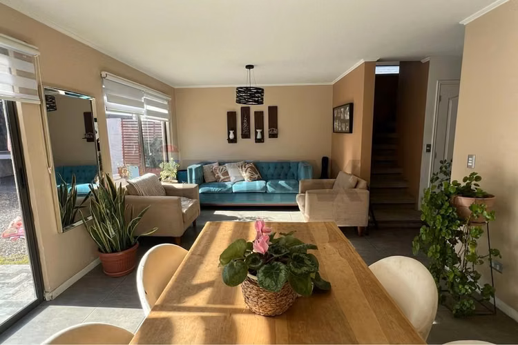 Hogar ideal en colina: encanto y comodidad