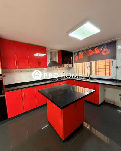 Amplia casa esquina de 4D 3B, ideal para Inversión!