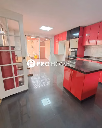 Amplia casa esquina de 4D 3B, ideal para Inversión!
