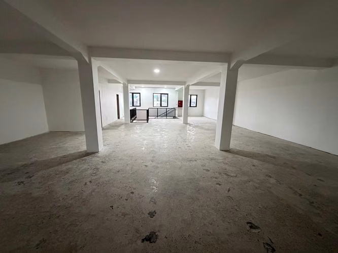 ARRIENDO LOCAL COMERCIAL/OFICINA CENTRAL CON ESTACIONAMIENTO