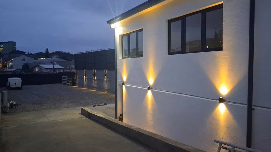 ARRIENDO LOCAL COMERCIAL/OFICINA CENTRAL CON ESTACIONAMIENTO