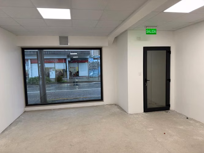 ARRIENDO LOCAL COMERCIAL/OFICINA CENTRAL CON ESTACIONAMIENTO