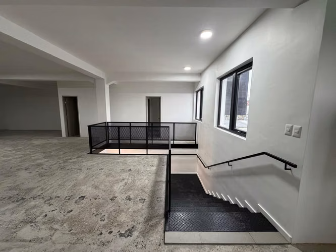 ARRIENDO LOCAL COMERCIAL/OFICINA CENTRAL CON ESTACIONAMIENTO
