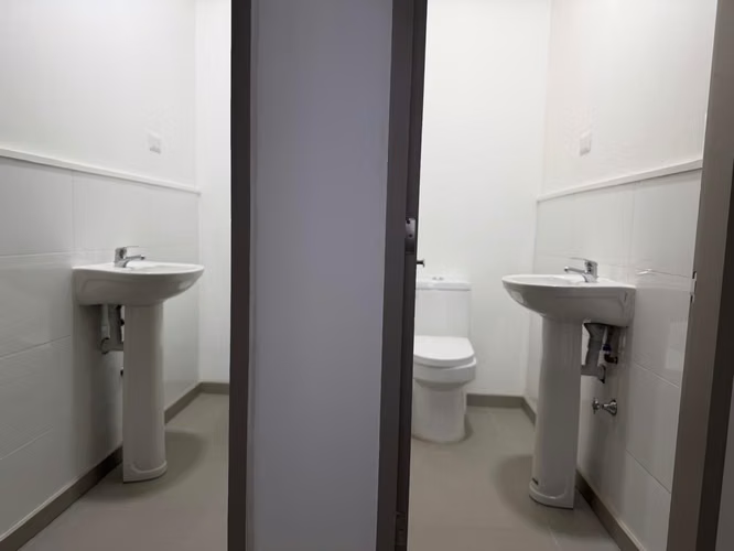 ARRIENDO LOCAL COMERCIAL/OFICINA CENTRAL CON ESTACIONAMIENTO