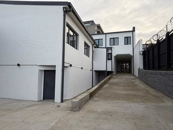 ARRIENDO LOCAL COMERCIAL/OFICINA CENTRAL CON ESTACIONAMIENTO