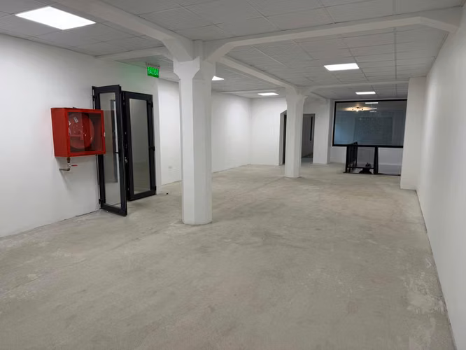ARRIENDO LOCAL COMERCIAL/OFICINA CENTRAL CON ESTACIONAMIENTO