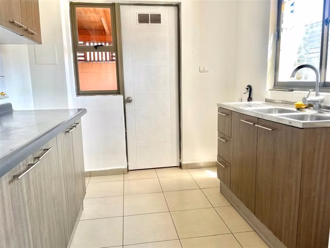Casa en arriendo, de 4 dormitorios y 3 baños, en La Cruz