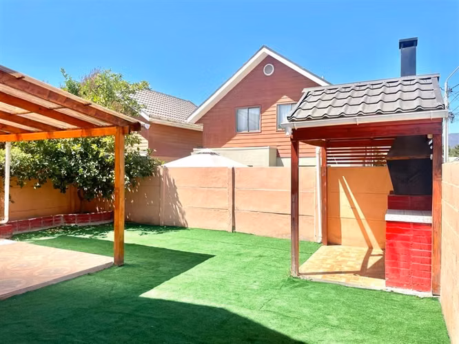 Casa en arriendo, de 4 dormitorios y 3 baños, en La Cruz