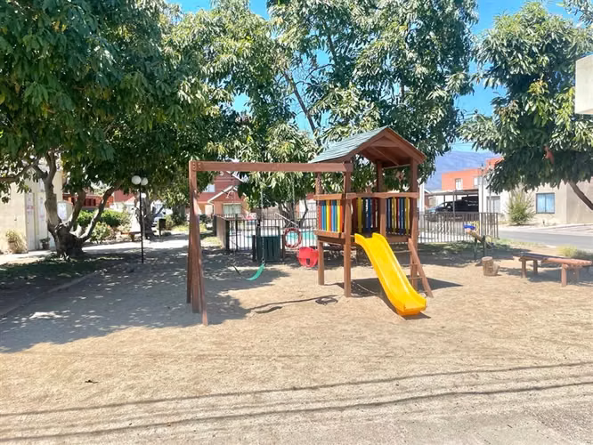 Casa en arriendo, de 4 dormitorios y 3 baños, en La Cruz