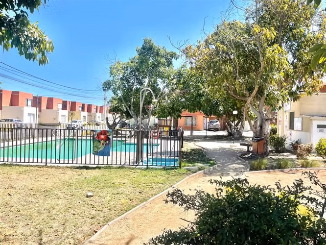 Casa en arriendo, de 4 dormitorios y 3 baños, en La Cruz