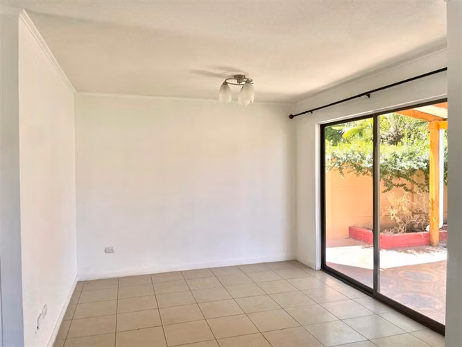 Casa en arriendo, de 4 dormitorios y 3 baños, en La Cruz