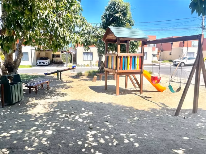 Casa en arriendo, de 4 dormitorios y 3 baños, en La Cruz