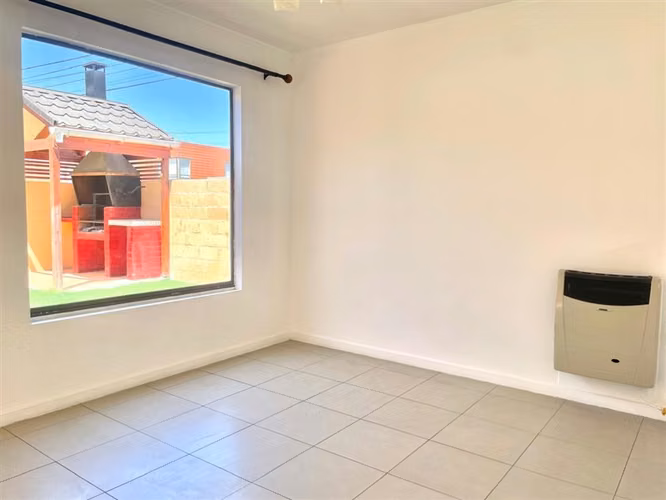 Casa en arriendo, de 4 dormitorios y 3 baños, en La Cruz