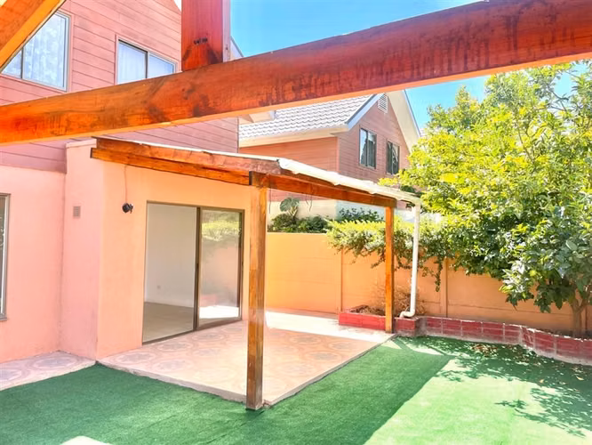 Casa en arriendo, de 4 dormitorios y 3 baños, en La Cruz