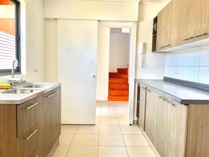 Casa en arriendo, de 4 dormitorios y 3 baños, en La Cruz