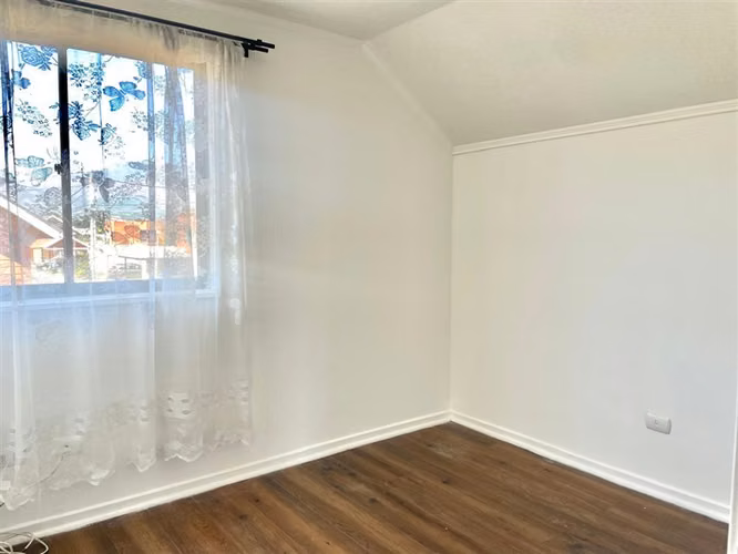 Casa en arriendo, de 4 dormitorios y 3 baños, en La Cruz