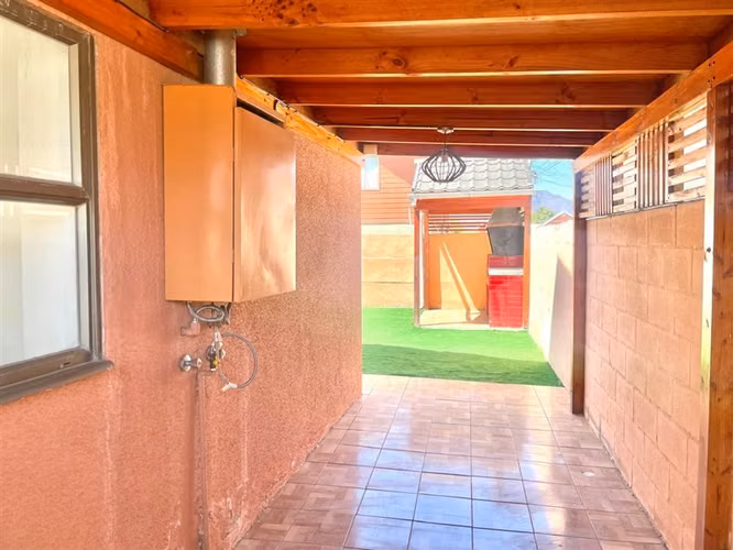 Casa en arriendo, de 4 dormitorios y 3 baños, en La Cruz