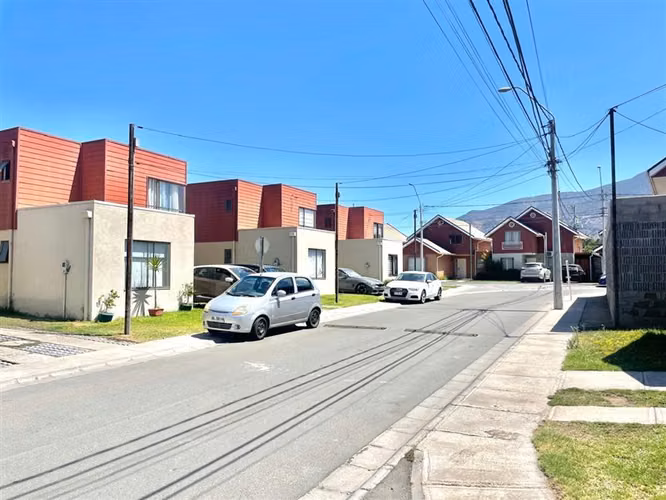 Casa en arriendo, de 4 dormitorios y 3 baños, en La Cruz