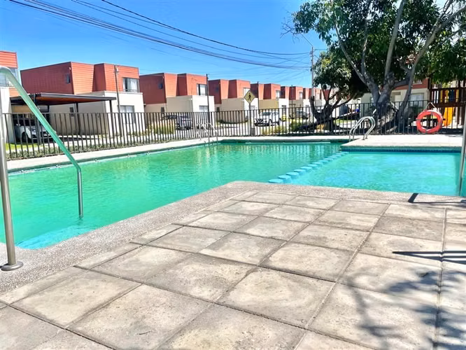 Casa en arriendo, de 4 dormitorios y 3 baños, en La Cruz