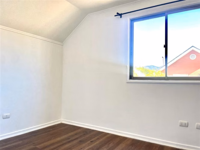 Casa en arriendo, de 4 dormitorios y 3 baños, en La Cruz
