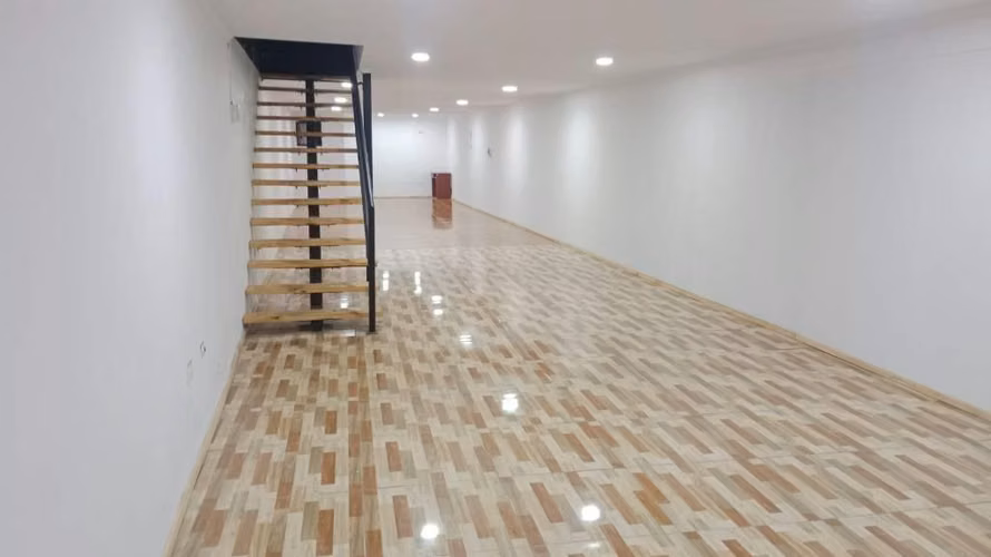 Se arrienda propiedad para uso de local comercial, oficina y/o bodega.