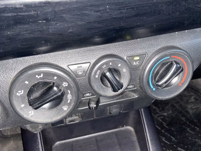 HILUX DX 4X2 SKZX89-SANTIAGO