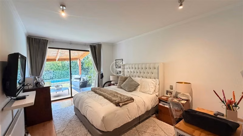 Casa en venta de 4 dorm.+ salita + servicio en Lo Barnechea