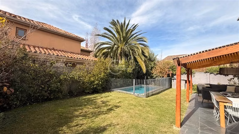Casa en venta de 4 dorm.+ salita + servicio en Lo Barnechea