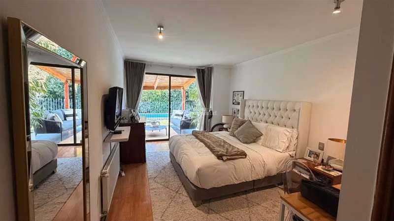 Casa en venta de 4 dorm.+ salita + servicio en Lo Barnechea